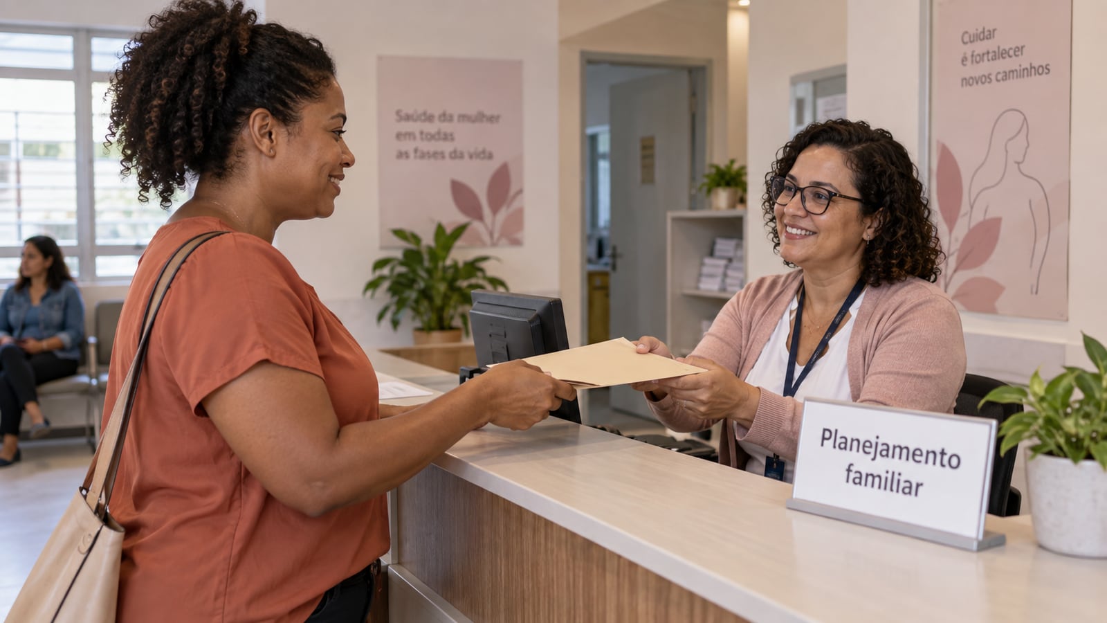Mulher procura orientação sobre planejamento familiar na recepção de uma unidade de saúde.