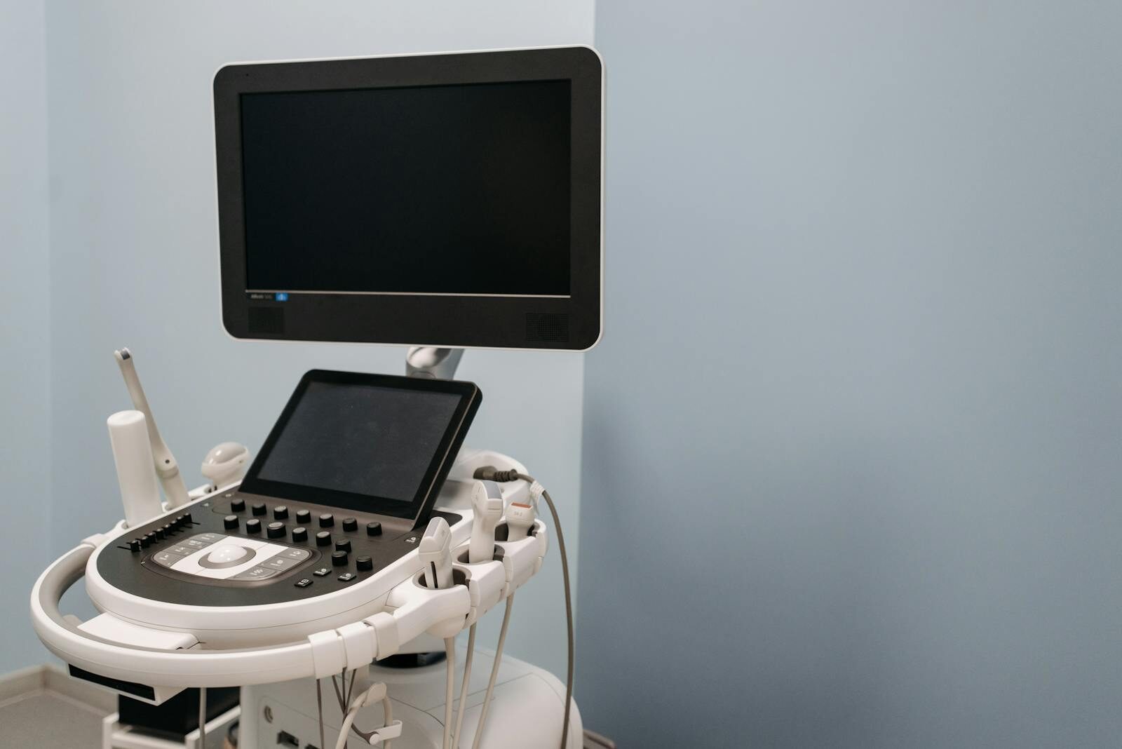 Equipamento de ultrassom moderno em uma clínica médica, com painel de controle e monitor de imagem diagnóstica