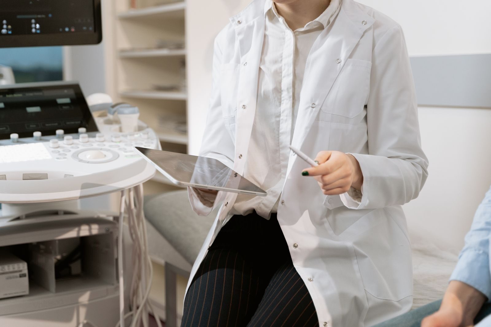 Médica em consultório moderno conversa com paciente durante consulta de orientação sobre contracepção