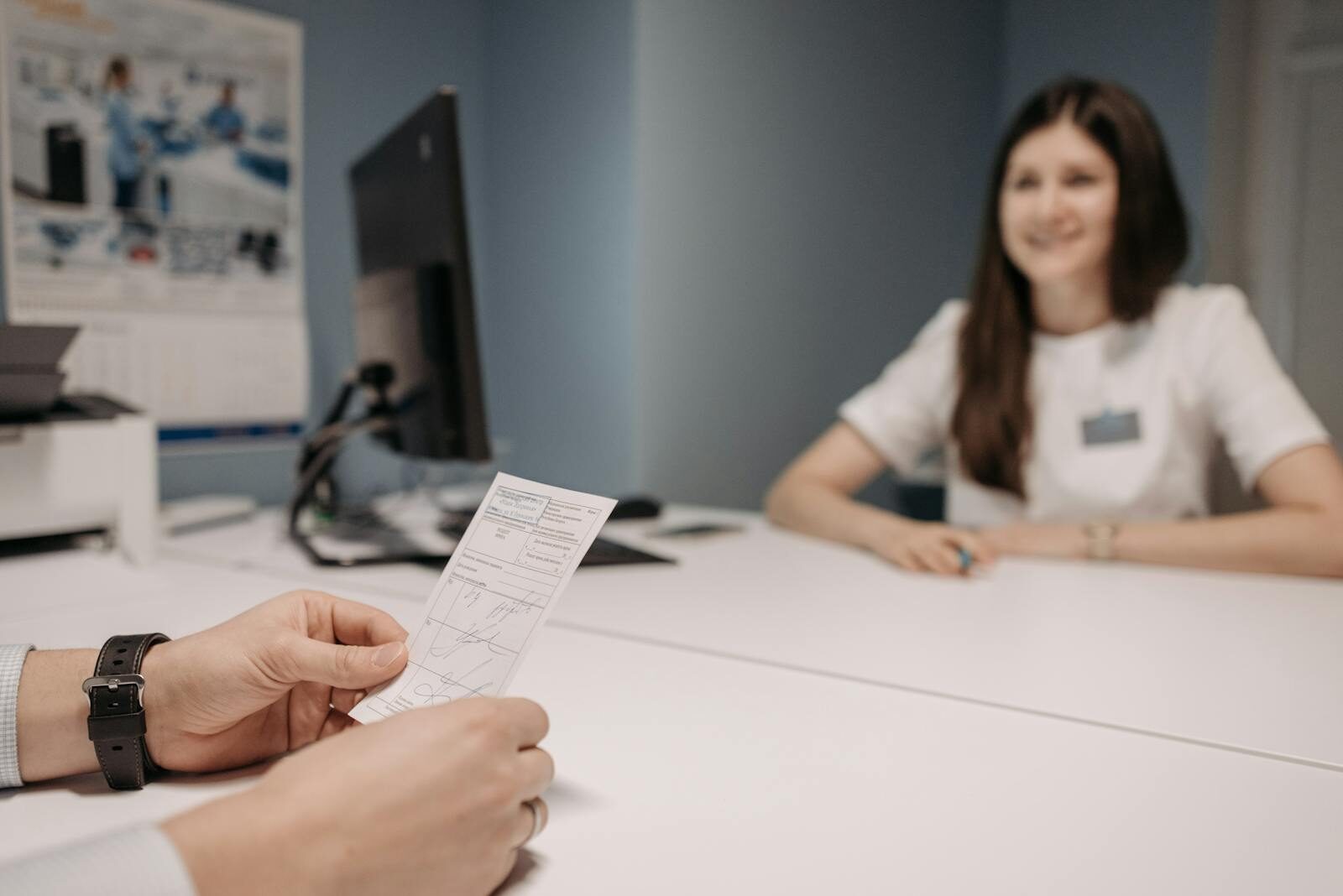 Médica conversando com uma paciente em um consultório claro, explicando informações sobre o exame preventivo