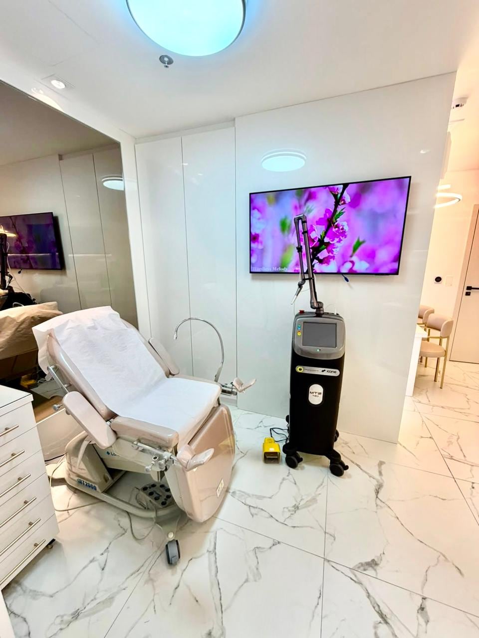 Sala de procedimentos da Clínica Femi Saúde, com cadeira ginecológica e laser CO₂ MTZ 40